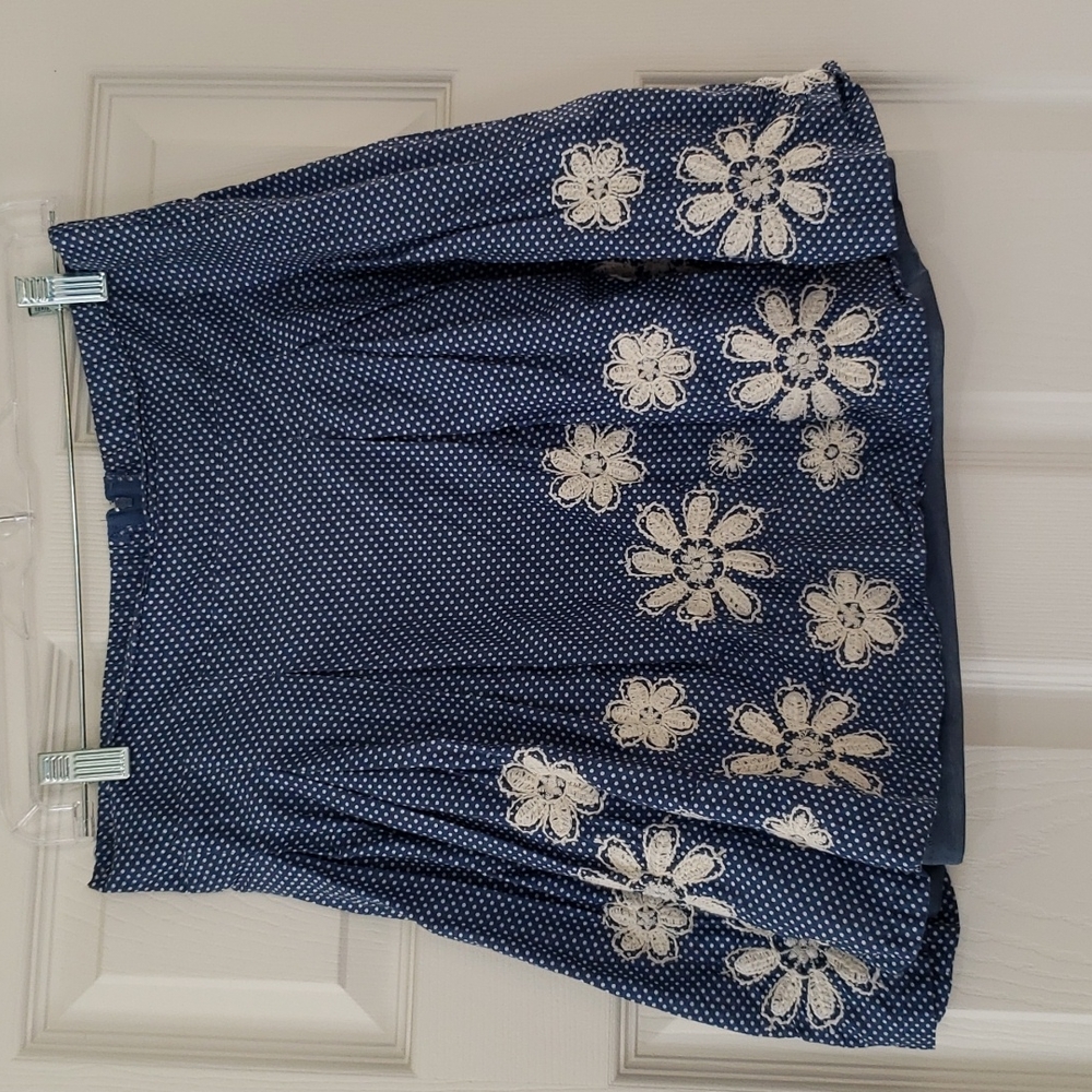 Pleated polkadot miniskirt with embroidery flowers